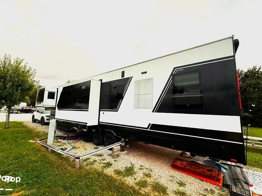 Call now about this 2024 Miscellaneous Brinkley Model G 3950! 2024 Miscellaneous Brinkley Model G 3950 - Used Toy Hauler For Sale by Pop RVs in Elizabethtown, Kentucky features Air Conditioning, Slideout, Awning