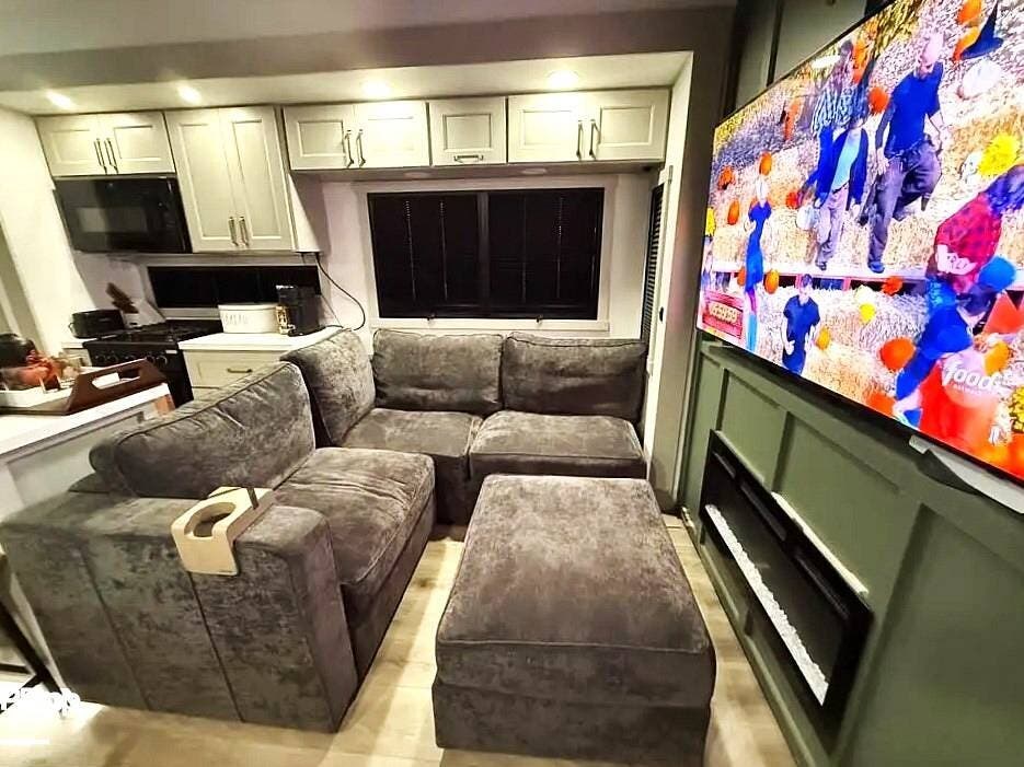 Contact us now about this 2024 Miscellaneous Brinkley Model G 3950! 2024 Brinkley Model G 3950 by Miscellaneous from Pop RVs in Elizabethtown, Kentucky