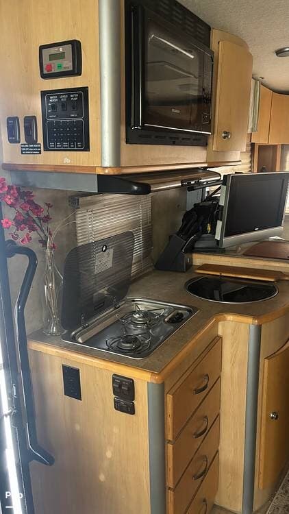 Call now about this 2008 Itasca Navion iQ 24CL! 2008 Itasca Navion iQ 24CL - Used Class C For Sale by Pop RVs in Sacramento, California features Generator, Air Conditioning, Awning