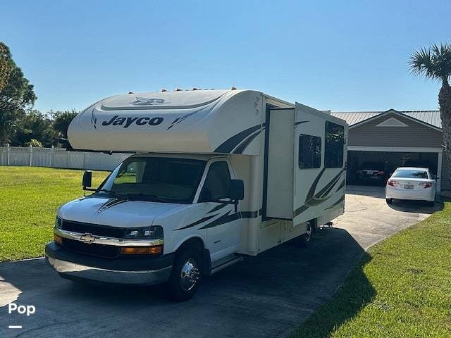 Call now about this 2017 Jayco Redhawk 26X1! 2017 Jayco Redhawk 26X1 - Used Class C For Sale by Pop RVs in Merritt Island, Florida features Slideout