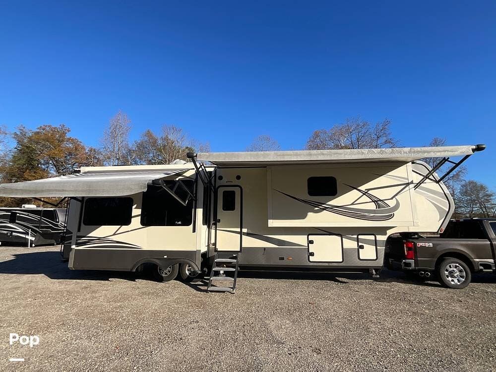 Call now about this 2019 Vanleigh Vilano 369FB! 2019 Vanleigh Vilano 369FB - Used Fifth Wheel For Sale by Pop RVs in Greer, South Carolina features Awning, Leveling Jacks, Slideout, Air Conditioning