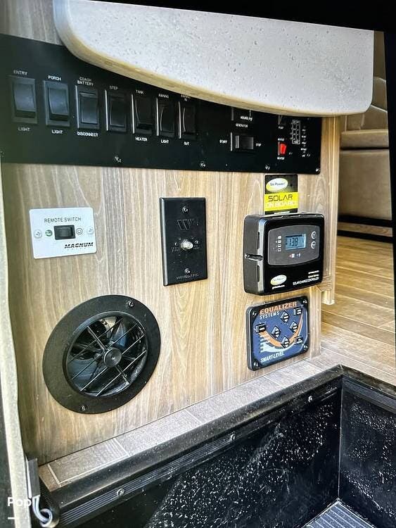 Call now about this 2017 Dynamax Corp Isata 3 24FWM! 2017 Dynamax Corp Isata 3 24FWM - Used Class C For Sale by Pop RVs in Gretna, Louisiana features Slideout