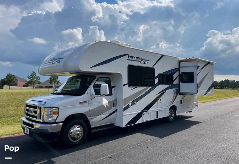Call now about this 2022 Thor Motor Coach Freedom Elite M-26HE E350-V8! 2022 Thor Motor Coach Freedom Elite M-26HE E350-V8 - Used Class C For Sale by Pop RVs in Cave Springs, Arkansas features Slideout