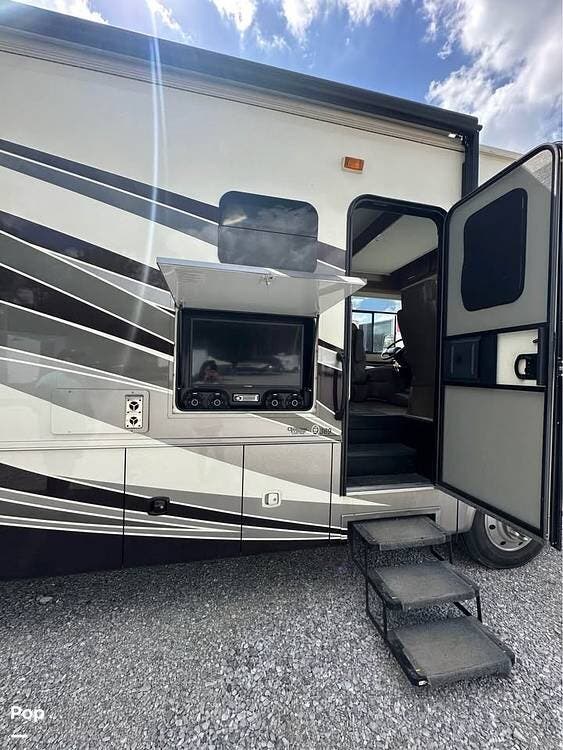 Call now about this 2016 Forest River Georgetown XL 369DS! 2016 Forest River Georgetown XL 369DS - Used Class A For Sale by Pop RVs in Lenoir City, Tennessee features Slideout