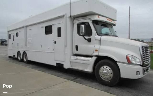 Call now about this 2016 Show Hauler 33! 2016 Show Hauler 33 - Used Super C For Sale by Pop RVs in Lynchburg, Virginia features Slideout