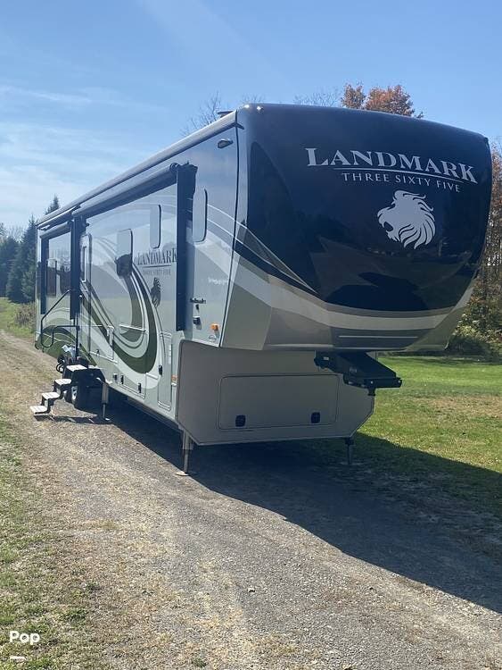 Call now about this 2017 Heartland Landmark 365 Series Newport! 2017 Heartland Landmark 365 Series Newport - Used Fifth Wheel For Sale by Pop RVs in Oneonta, New York features Leveling Jacks, Awning, Slideout, Air Conditioning