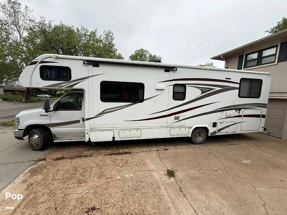 Call now about this 2018 Forest River Sunseeker 3170DS! 2018 Forest River Sunseeker 3170DS - Used Class C For Sale by Pop RVs in Manhattan, Kansas features Awning, Air Conditioning, Generator, Slideout