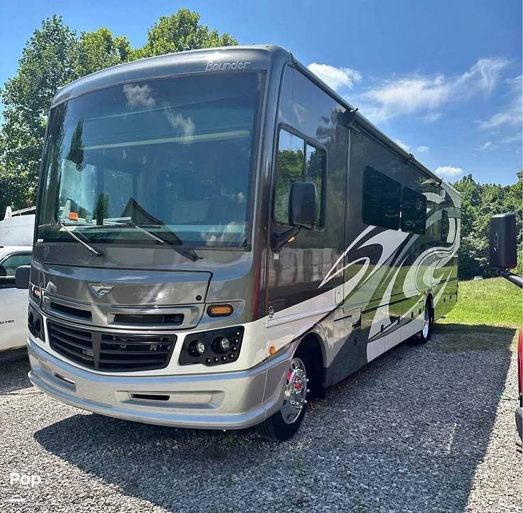 Contact us now about this 2019 Fleetwood Bounder 33c! 2019 Bounder 33c by Fleetwood from Pop RVs in Tell City, Indiana