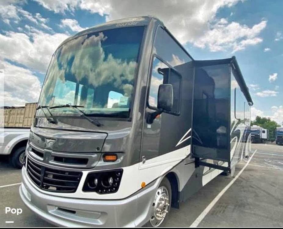 Call now about this 2019 Fleetwood Bounder 33c! 2019 Fleetwood Bounder 33c - Used Class A For Sale by Pop RVs in Tell City, Indiana features Slideout