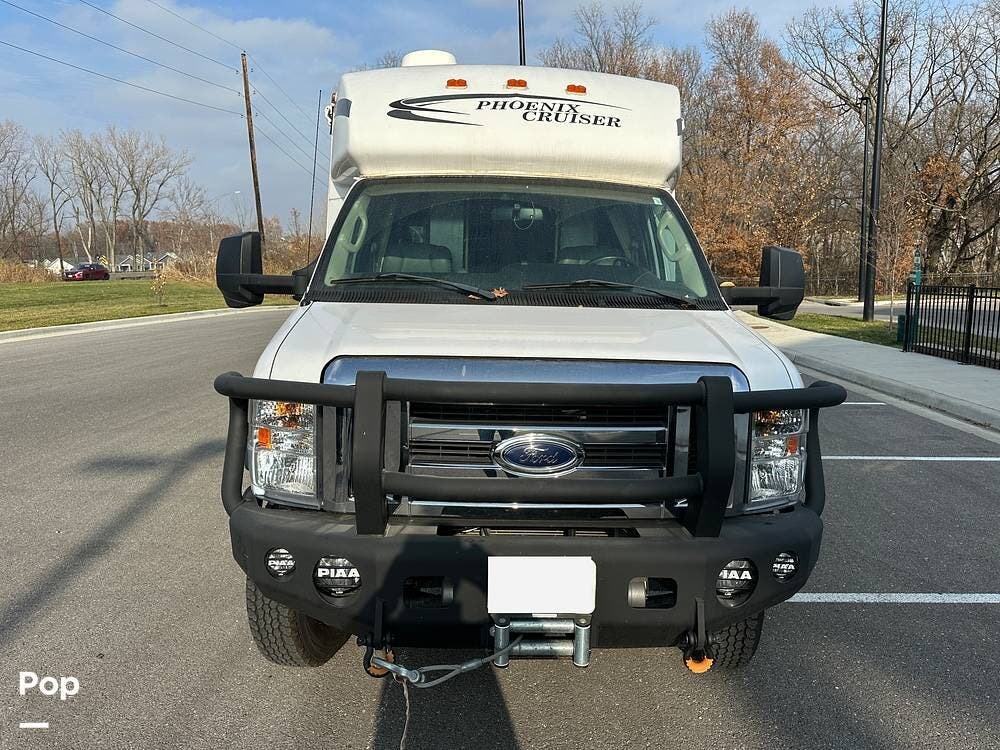 Call now about this 2019 Phoenix Cruiser 2910T! 2019 Phoenix Cruiser 2910T - Used Class C For Sale by Pop RVs in Liberty, Missouri features Air Conditioning, Leveling Jacks, Awning, Generator, Slideout