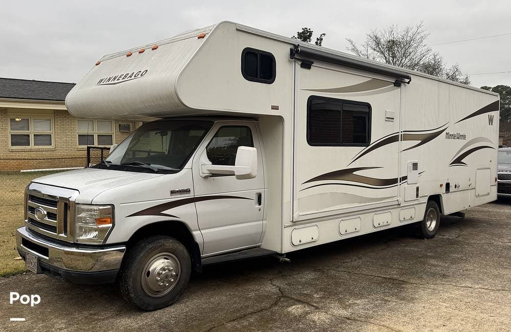 Call now about this 2015 Winnebago Minnie Winnie 31H! 2015 Winnebago Minnie Winnie 31H - Used Class C For Sale by Pop RVs in Owens Cross Roads, Alabama features Slideout, Air Conditioning, Generator, Awning