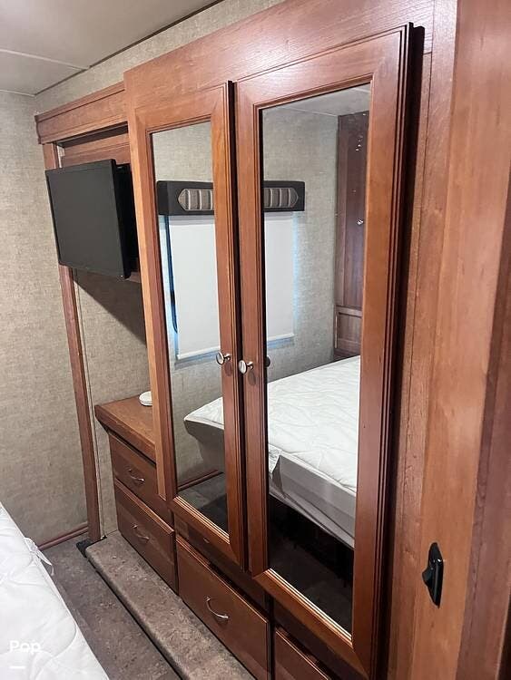 Used 2017 Winnebago Vista 31BE available in Utica, Michigan