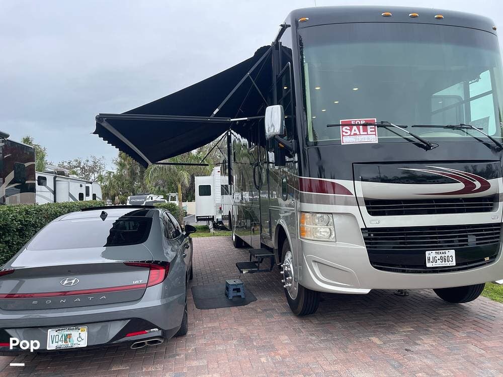 Call now about this 2016 Tiffin Allegro Bay 36LA! 2016 Tiffin Allegro Bay 36LA - Used Class A For Sale by Pop RVs in Parrish, Florida features Slideout
