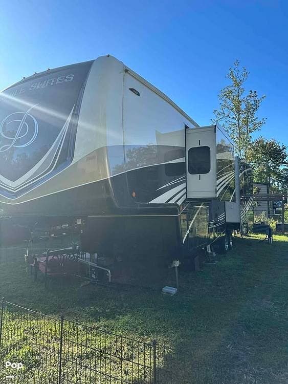Call now about this 2022 DRV Mobile Suites MS 39DBRS3! 2022 DRV Mobile Suites MS 39DBRS3 - Used Fifth Wheel For Sale by Pop RVs in Fernandina Beach, Florida features Slideout