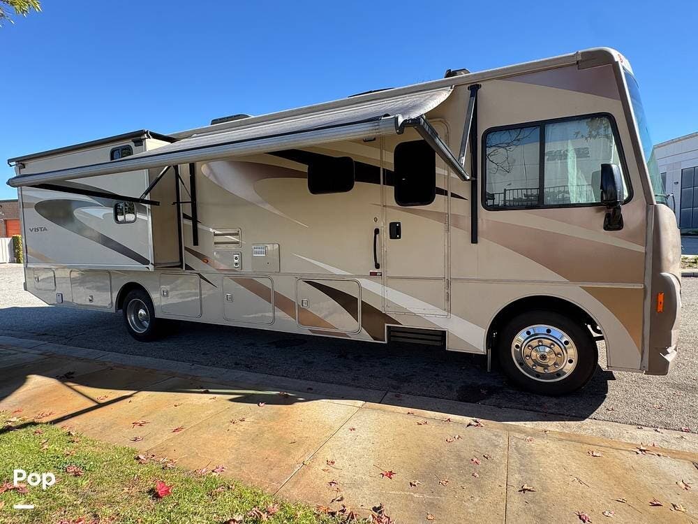 Contact us now about this 2015 Winnebago Vista 35B! 2015 Vista 35B by Winnebago from Pop RVs in Torrance, California