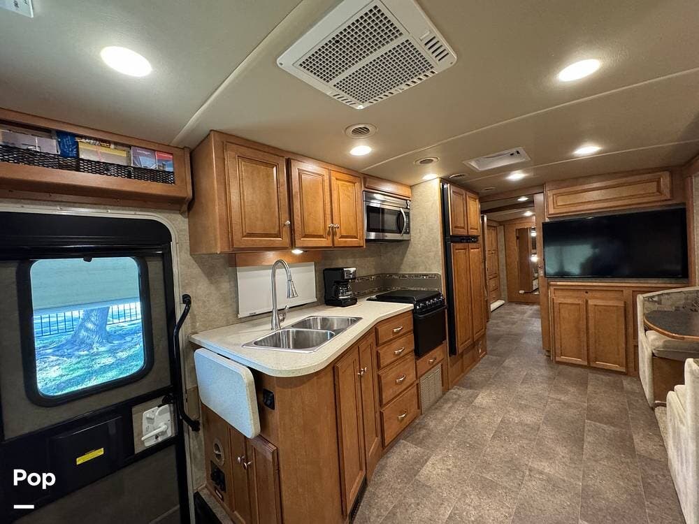 Used 2015 Winnebago Vista 35B available in Torrance, California