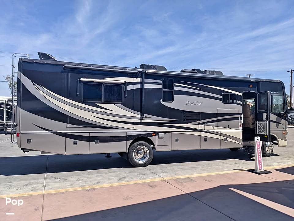 Call now about this 2013 Fleetwood Bounder 35K! 2013 Fleetwood Bounder 35K - Used Class A For Sale by Pop RVs in Fernley, Nevada features Leveling Jacks, Slideout, Generator, Awning, Air Conditioning