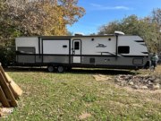Call now about this 2023 Jayco Jay Flight 331BTS! 2023 Jayco Jay Flight 331BTS - Used Travel Trailer For Sale by Pop RVs in Belton, Texas features Awning, Slideout, Air Conditioning