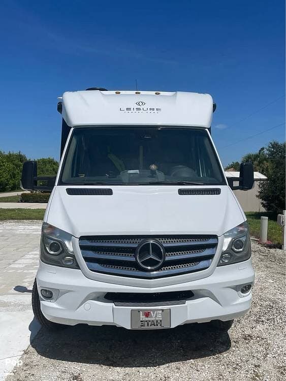 Call now about this 2017 Leisure Travel Unity 24MB! 2017 Leisure Travel Unity 24MB - Used Class C For Sale by Pop RVs in Bonita Springs, Florida features Slideout