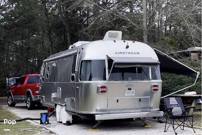 Call now about this 2017 Airstream Flying Cloud 26U TWIN! 2017 Airstream Flying Cloud 26U TWIN - Used Travel Trailer For Sale by Pop RVs in Woodbine, Maryland