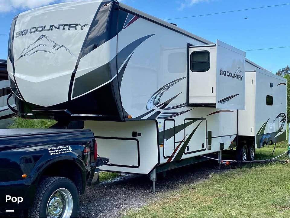 Call now about this 2021 Heartland Big Country 3702FB! 2021 Heartland Big Country 3702FB - Used Fifth Wheel For Sale by Pop RVs in Zephyrhills, Florida features Slideout, Air Conditioning, Awning, Leveling Jacks
