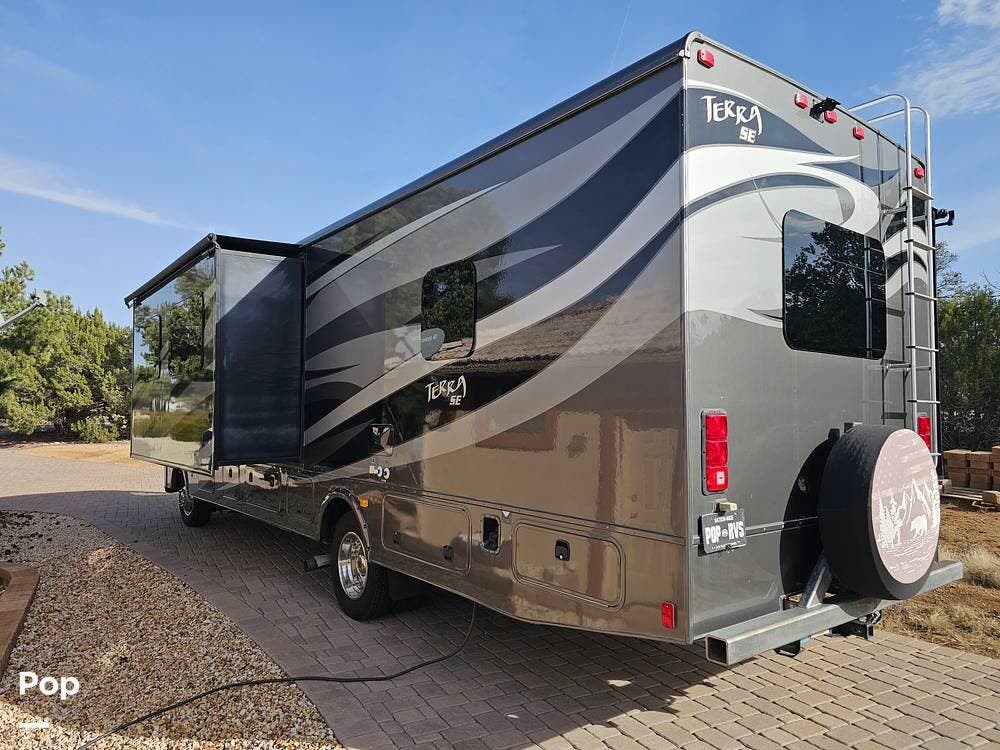 Call now about this 2015 Fleetwood Terra SE 33S! 2015 Fleetwood Terra SE 33S - Used Class A For Sale by Pop RVs in Prescott, Arizona features Slideout, Air Conditioning, Awning, Generator, Leveling Jacks