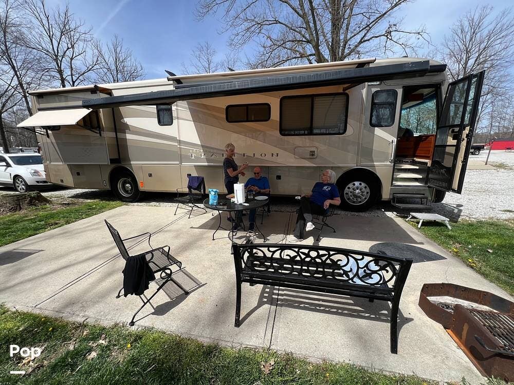 Call now about this 2005 American Coach American Tradition 40L! 2005 American Coach American Tradition 40L - Used Diesel Pusher For Sale by Pop RVs in Stoughton, Wisconsin features Slideout