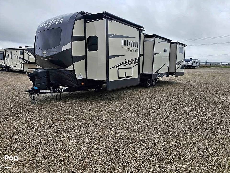 Call now about this 2022 Rockwood Signature Ultra 8336BH! 2022 Rockwood Signature Ultra 8336BH - Used Travel Trailer For Sale by Pop RVs in Edinburgh, Indiana features Slideout