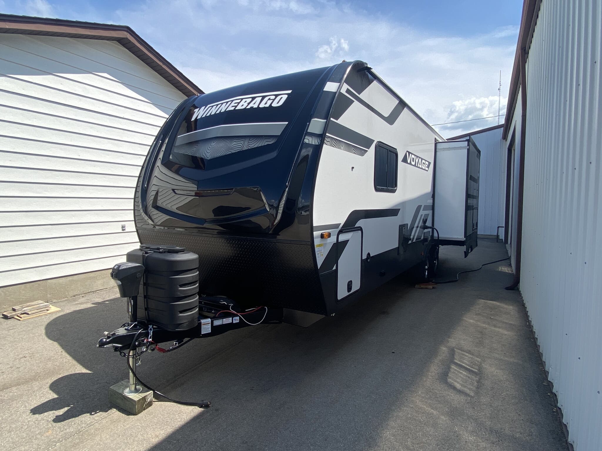Call now about this 2024 Winnebago Voyage V2730RL! 2024 Winnebago Voyage V2730RL - New Travel Trailer For Sale by Winnebago Motor Homes in Rockford, Illinois features Fire Extinguisher, Toilet, Skylight, Awning, Shower
