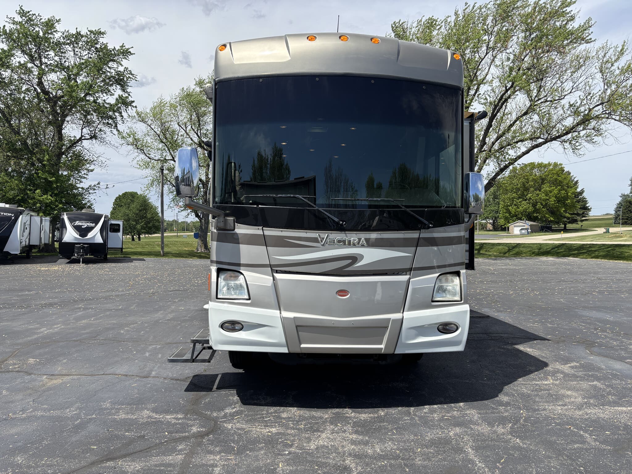 Call now about this 2009 Winnebago Vectra 40TD! 2009 Winnebago Vectra 40TD - Used Class A For Sale by Winnebago Motor Homes in Rockford, Illinois features TV Antenna, Power Entrance Step, CD Player, Toilet, Microwave