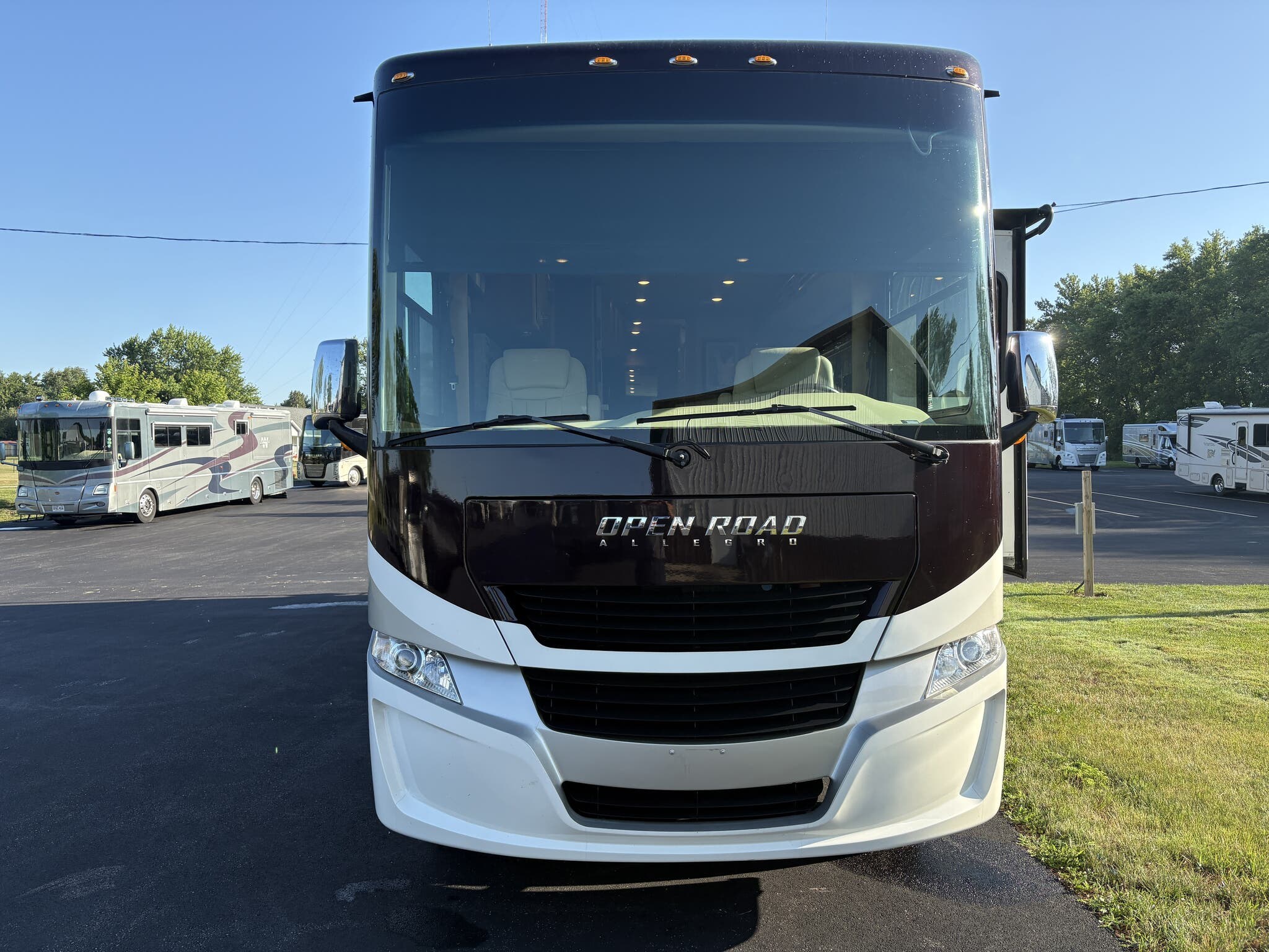 Call now about this 2019 Tiffin Open Road Allegro 32 SA! 2019 Tiffin Open Road Allegro 32 SA - Used Class A For Sale by Winnebago Motor Homes in Rockford, Illinois features Refrigerator, Skylight, TV, DVD Player, Surround Sound System