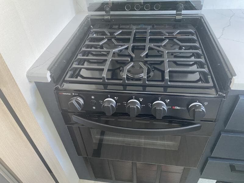 Call now about this 2024 Winnebago Voyage 2730RL! 2024 Winnebago Voyage 2730RL - New Travel Trailer For Sale by Winnebago Motor Homes in Rockford, Illinois