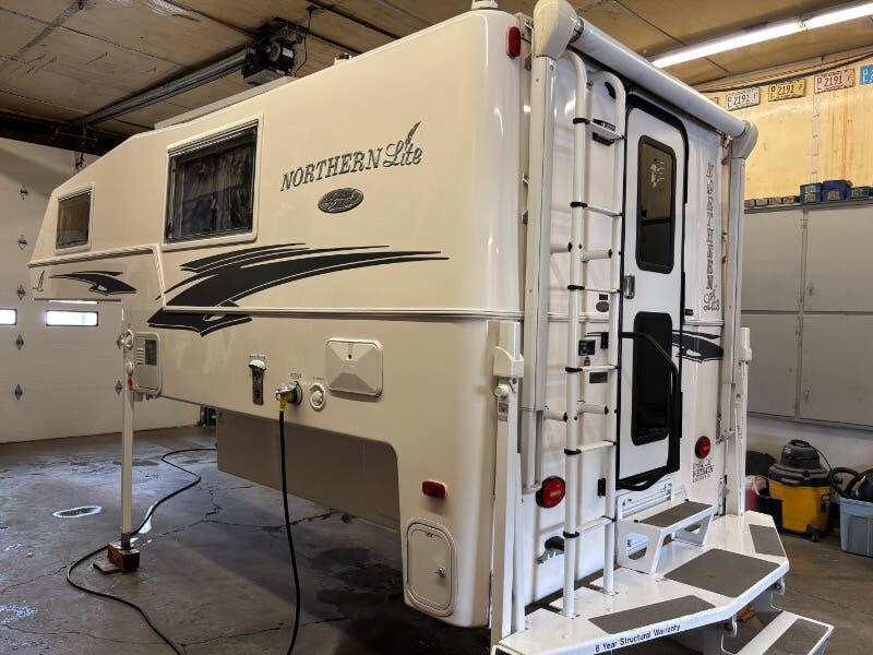 Contact us now about this 2021 Northern Lite Limited Edition 9 6 LE WET BATH! 2021 Limited Edition 9 6 LE WET BATH by Northern Lite from Winnebago Motor Homes in Rockford, Illinois