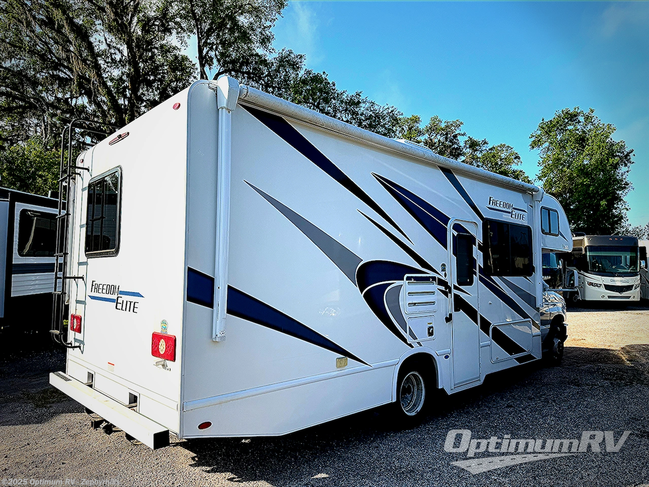 Call now about this 2022 Thor FREEDOM ELITE 26HE! 2022 Thor FREEDOM ELITE 26HE - Used Class C For Sale by Optimum RV - Zephyrhills in Zephyrhills, Florida