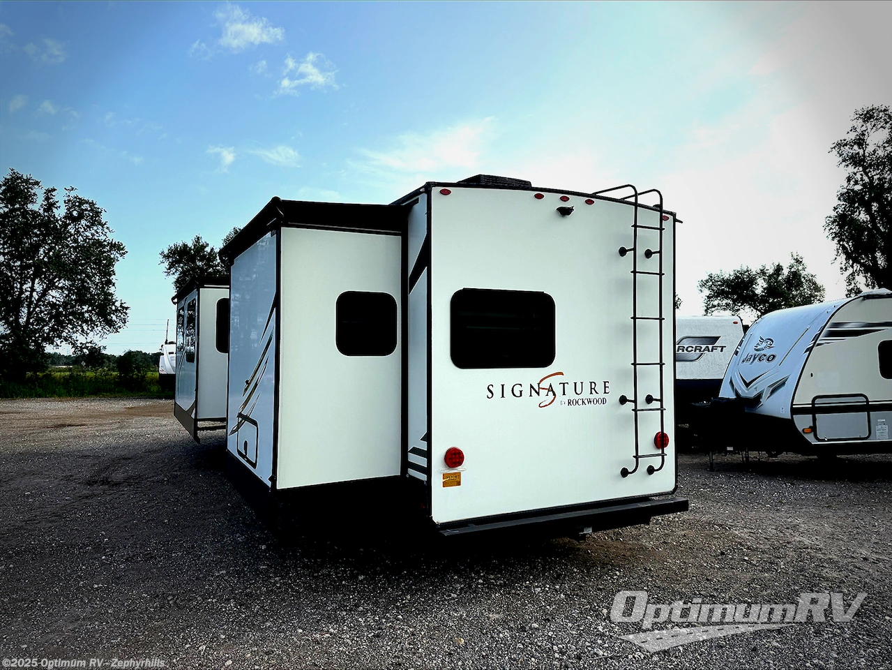 Call now about this 2020 Forest River Rockwood Signature Ultra Lite 8335SB! 2020 Forest River Rockwood Signature Ultra Lite 8335SB - Used Travel Trailer For Sale by Optimum RV - Zephyrhills in Zephyrhills, Florida features Awning, Slideout