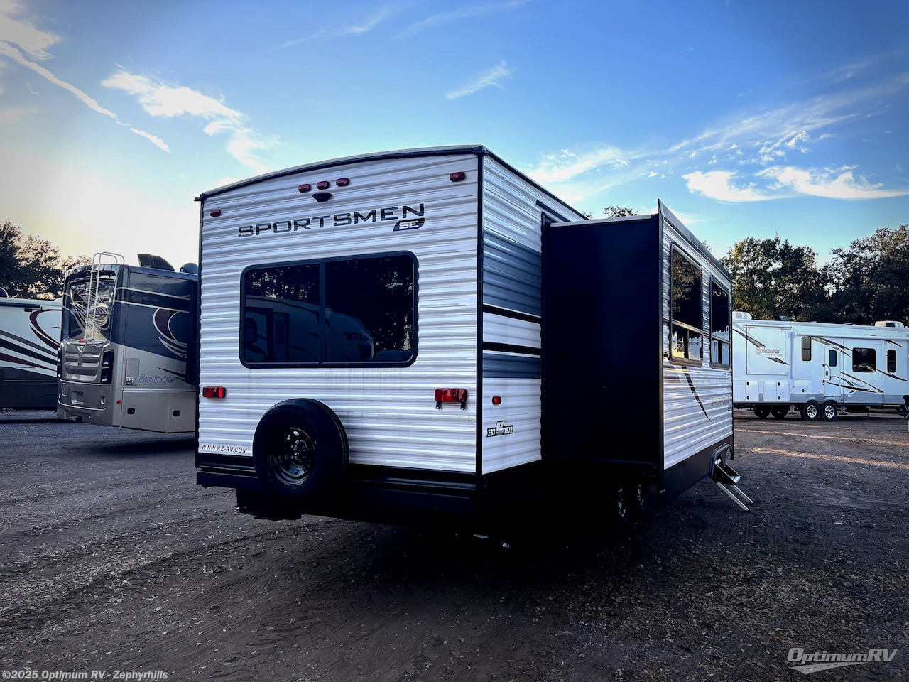 Call now about this 2025 K-Z Sportsmen SE 303QBSE! 2025 K-Z Sportsmen SE 303QBSE - Used Travel Trailer For Sale by Optimum RV - Zephyrhills in Zephyrhills, Florida features Slideout, Awning