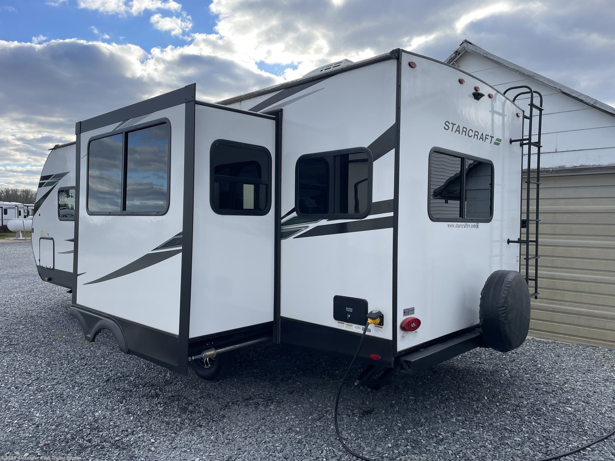 Contact us now about this 2023 Starcraft Super Lite 242RL! 2023 Super Lite 242RL by Starcraft from Alexander RV & Trailer Center in Clayton, Delaware