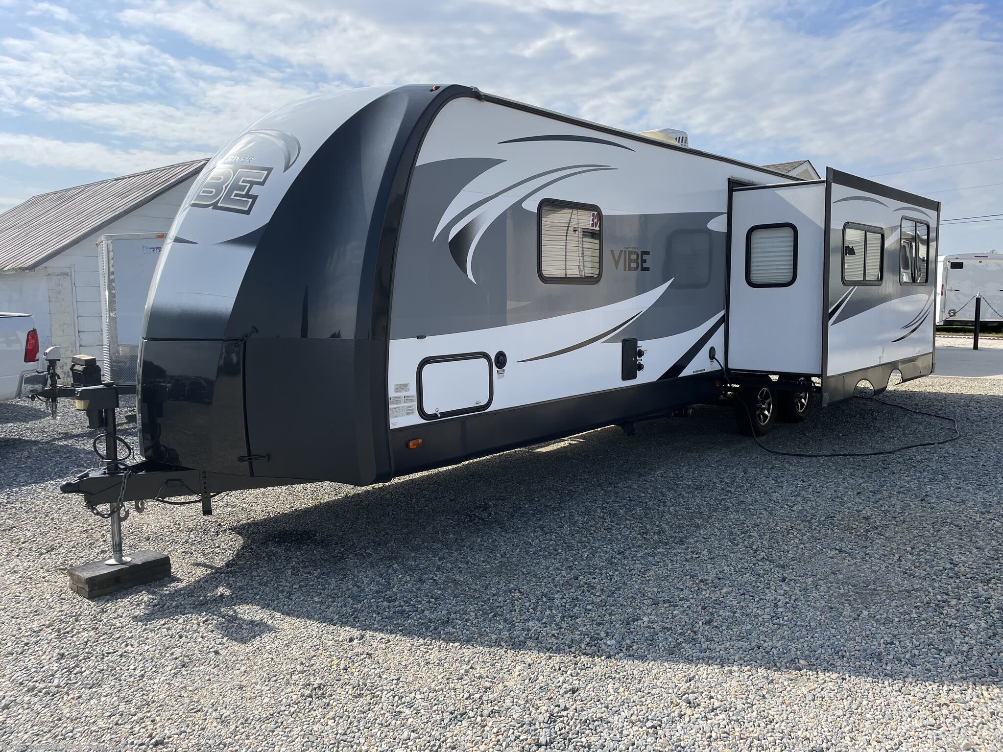 Call now about this 2018 Forest River Vibe 268RKS! 2018 Forest River Vibe 268RKS - Used Travel Trailer For Sale by Alexander RV & Trailer Center in Clayton, Delaware features Shower, Power Roof Vent, Solar Prep, Skylight, Fire Extinguisher