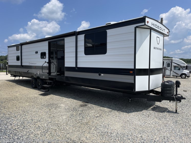 Email now about this 2026 Keystone Hideout 38BHT **BUNKROOM**! New 2026 Keystone Hideout 38BHT **BUNKROOM** available in Clayton, Delaware