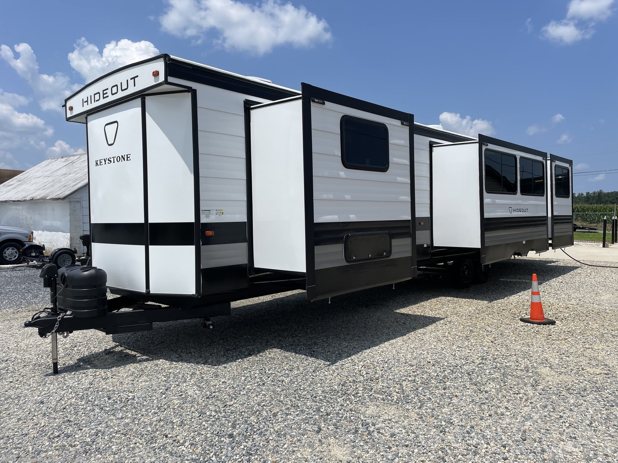 Call now about this 2026 Keystone Hideout 38BHT **BUNKROOM**! 2026 Keystone Hideout 38BHT **BUNKROOM** - New Destination Trailer For Sale by Alexander RV & Trailer Center in Clayton, Delaware features Detachable Power Cord, Medicine Cabinet, 50 Amp Service, Roof Vents, External Shower