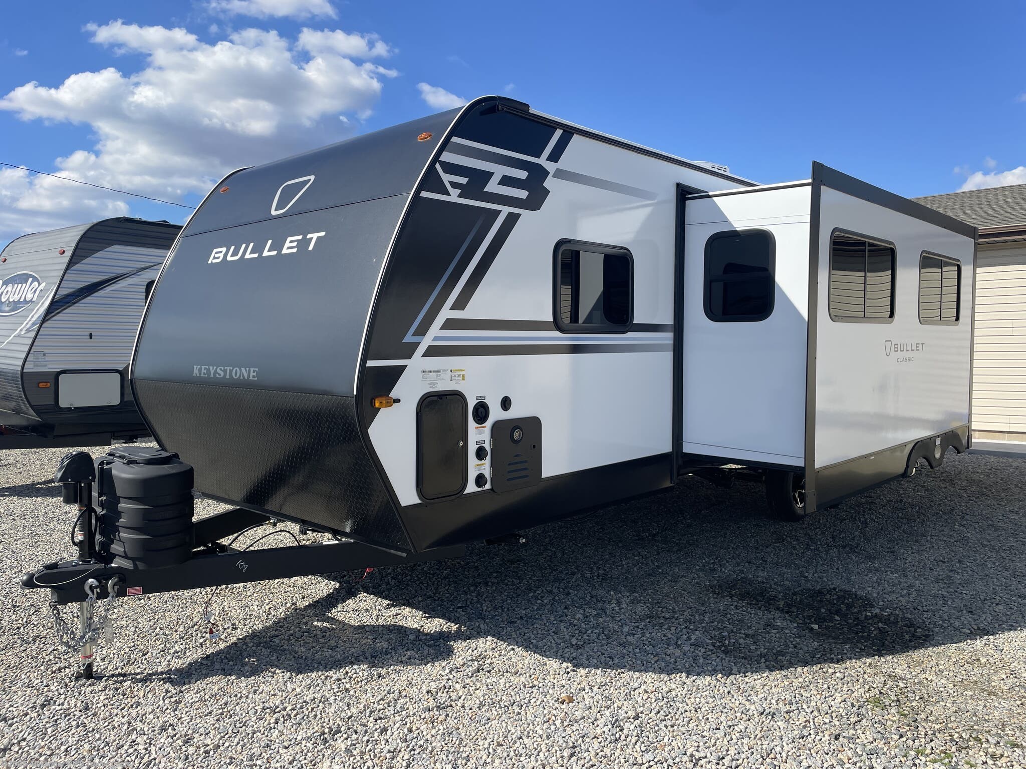 Call now about this 2026 Keystone Bullet Classic 28QBC! 2026 Keystone Bullet Classic 28QBC - New Travel Trailer For Sale by Alexander RV & Trailer Center in Clayton, Delaware features Converter, Propane, CO Detector, Air Conditioning, Solar Prep