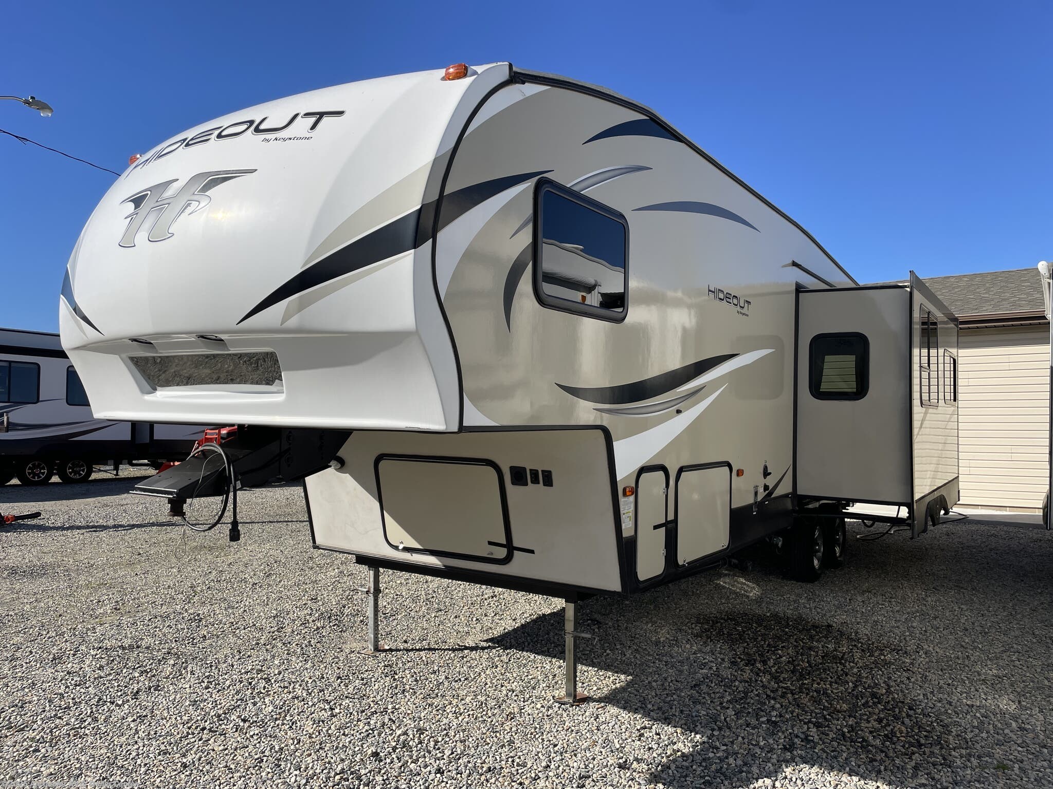 Call now about this 2018 Keystone Hideout 299RLDS! 2018 Keystone Hideout 299RLDS - Used Fifth Wheel For Sale by Alexander RV & Trailer Center in Clayton, Delaware features LP Detector, Shower, Ladder, Air Conditioning, Heated Underbelly