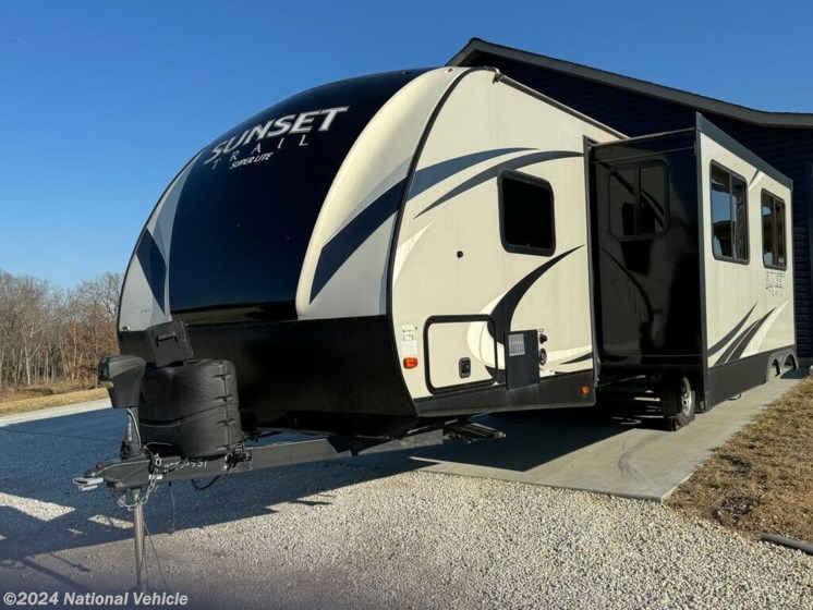 Used 2017 CrossRoads Sunset Trail Super Lite 289QB available in Hawk Point, Missouri