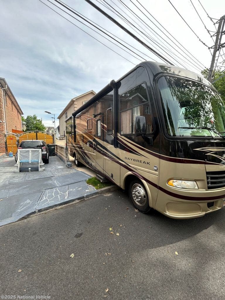 Call now about this 2013 Thor Motor Coach Daybreak 32HD! 2013 Thor Motor Coach Daybreak 32HD - Used Class A For Sale by National Vehicle in Staten Island, New York