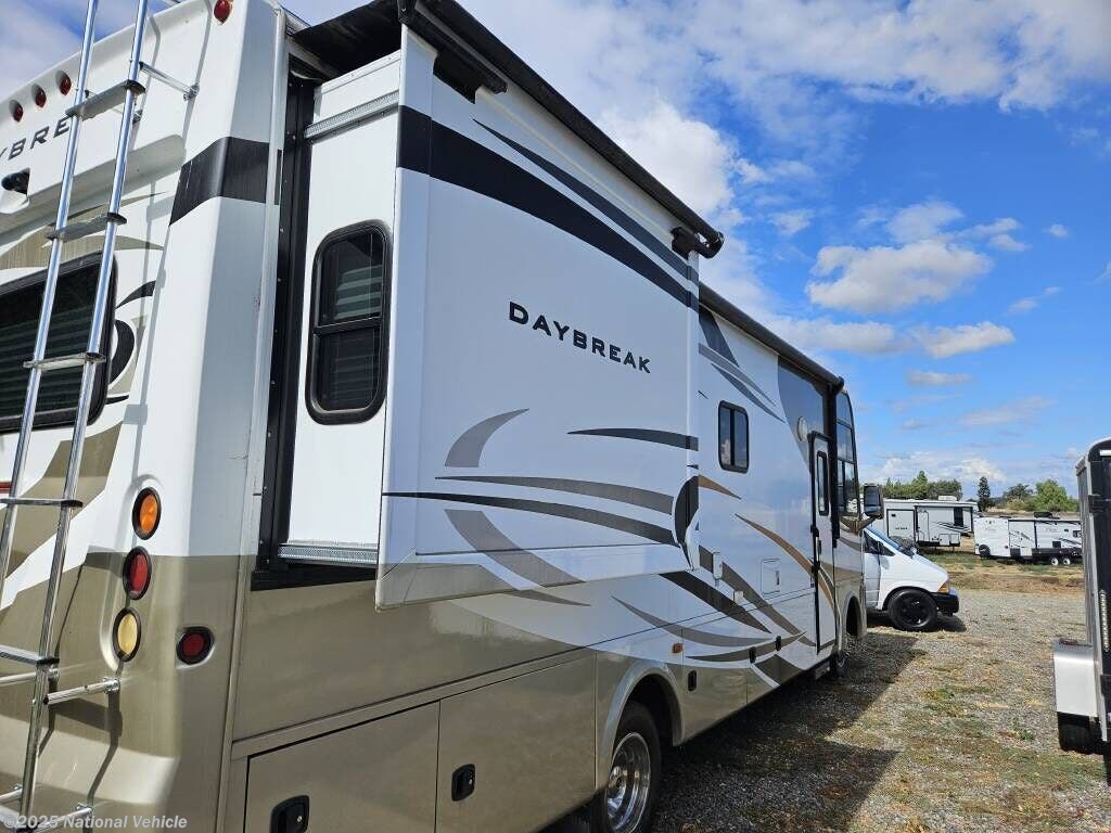 Call now about this 2013 Thor Motor Coach Daybreak 28PD! 2013 Thor Motor Coach Daybreak 28PD - Used Class A For Sale by National Vehicle in Stockton, California