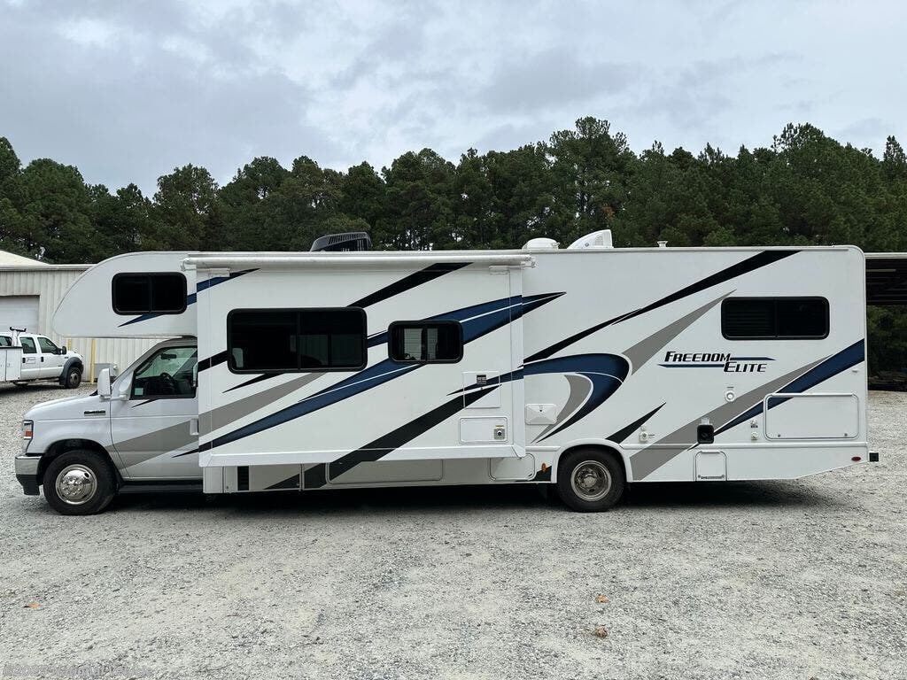 Call now about this 2022 Thor Motor Coach Freedom Elite 30FE! 2022 Thor Motor Coach Freedom Elite 30FE - Used Class C For Sale by National Vehicle in Greensboro, North Carolina