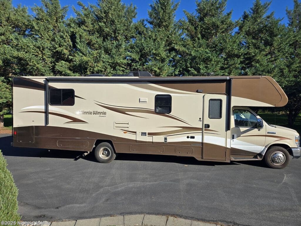 Call now about this 2015 Winnebago Minnie Winnie Premier 31KP! 2015 Winnebago Minnie Winnie Premier 31KP - Used Class C For Sale by National Vehicle in Cashmere, Washington