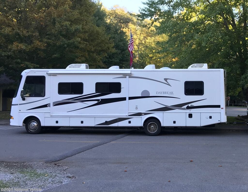 Call now about this 2006 Damon Daybreak 3274! 2006 Damon Daybreak 3274 - Used Class A For Sale by National Vehicle in Jackson, Georgia