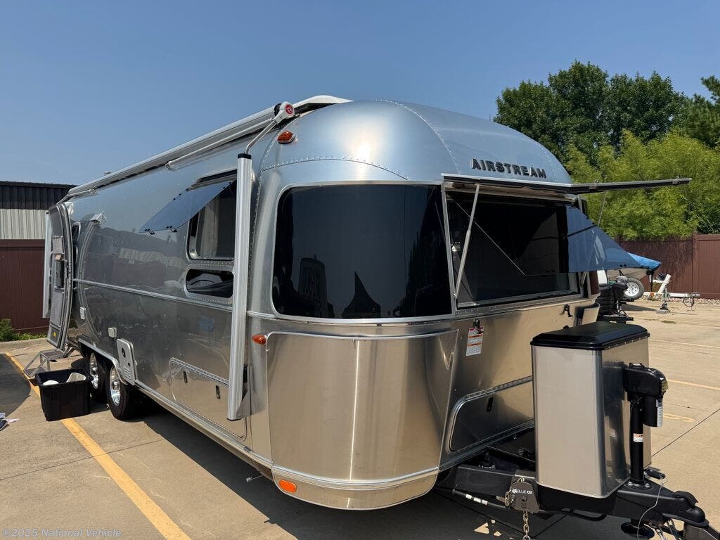 Email now about this 2023 Airstream Globetrotter 27FB Twin! Used 2023 Airstream Globetrotter 27FB Twin available in Waukee, Iowa