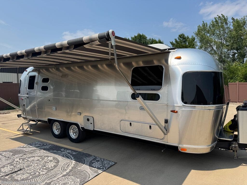 Call now about this 2023 Airstream Globetrotter 27FB Twin! 2023 Airstream Globetrotter 27FB Twin - Used Travel Trailer For Sale by National Vehicle in Waukee, Iowa